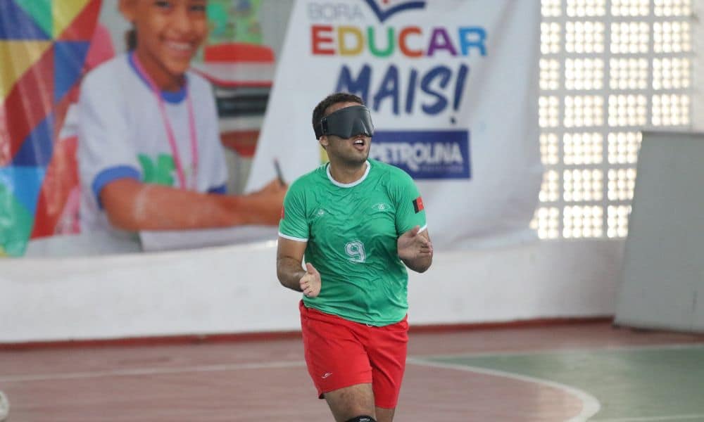 Ala Jonatan, da Apace, ergue os braços enquanto comemora gol no Regional Nordeste de futebol de cegos