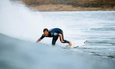 Mas - João Chianca, o Chumbinho, surfa em Bells Beach. Ele veste uma lycra azul. ISA Games