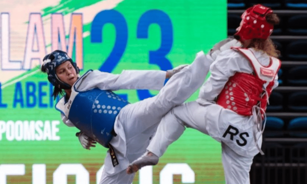 Mas Elis Vasconcelos golpeia adversária no Pan-Americano Júnior de taekwondo