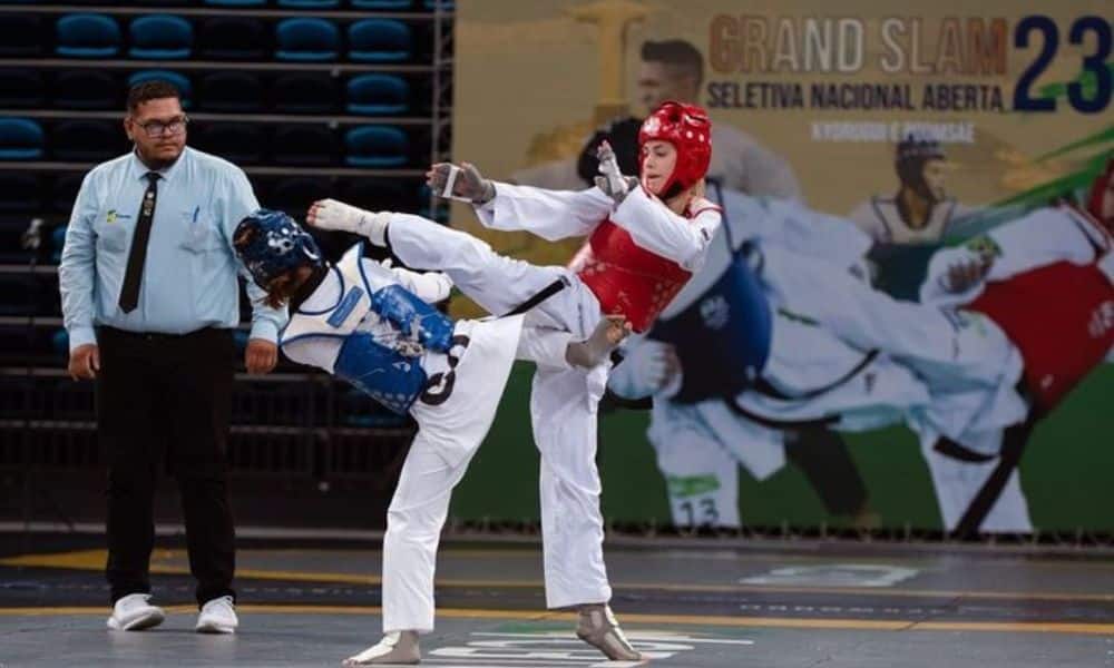 Mas - Brasil no taekwondo. Júlia Nazário dá chute em adversária