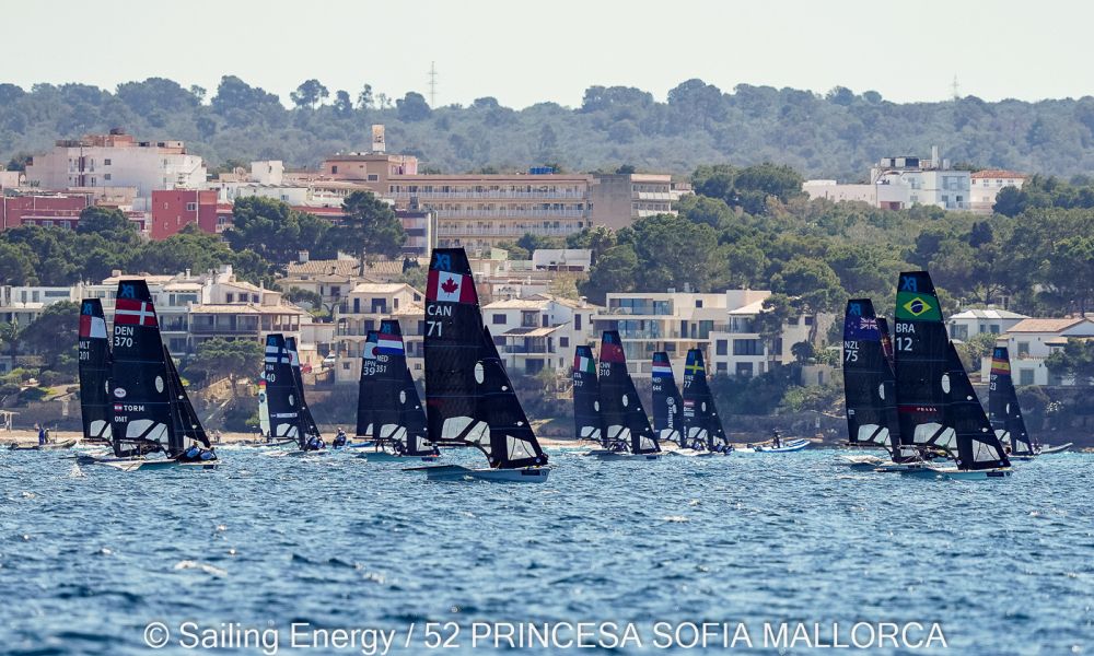 Mas - barcos antes de regata do Troféu Princesa Sofia 49er FX Martine e Kahena