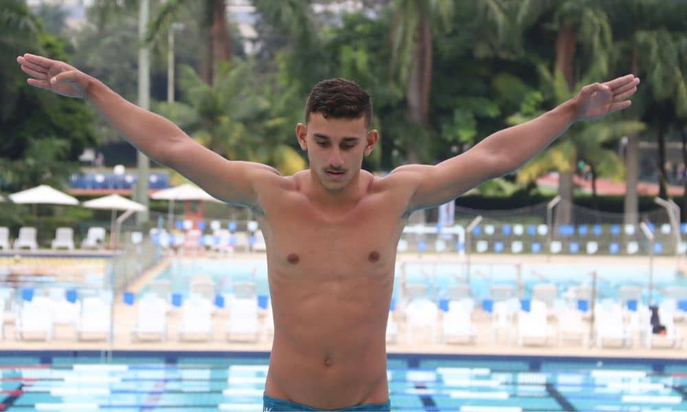 Rafael Fogaça ergue os braços enquanto se prepara para saltar no Troféu Brasil de saltos ornamentais