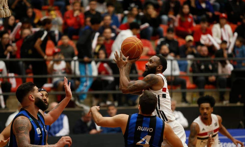 Jogador do São Paulo enquanto arremessa a bola contra o Pinheiros no NBB