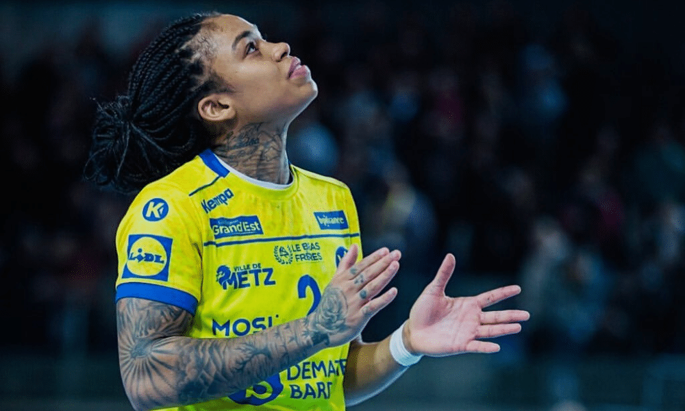 Bruna de Paula enquanto olha para o céu em jogo do Metz contra o Hungaria na Champions League de handebol feminino