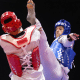 Ícaro Miguel chutando adversário na cabeça no Mundial de taekwondo. Ele e Camila Bezerra foram longe, enquanto Lucas Ostapiv perdeu uma fase antes
