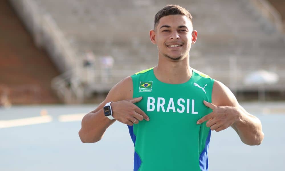 José Eduardo Mendes posa para foto apontando o nome do Brasil no uniforme