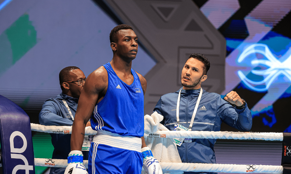 Keno Marley junto ao seu corner, com Mateus Alves, no Mundial de boxe masculino