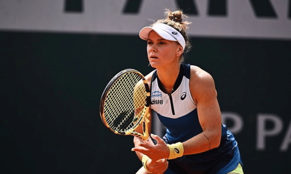 Laura Pigossi se prepara para receber saque no quali de Roland Garros