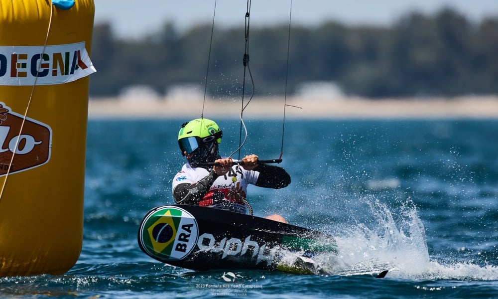 Lucas Fonseca se mantém no Top 5 do Mundial Júnior de Formula Kite na Itália (IKA Media)