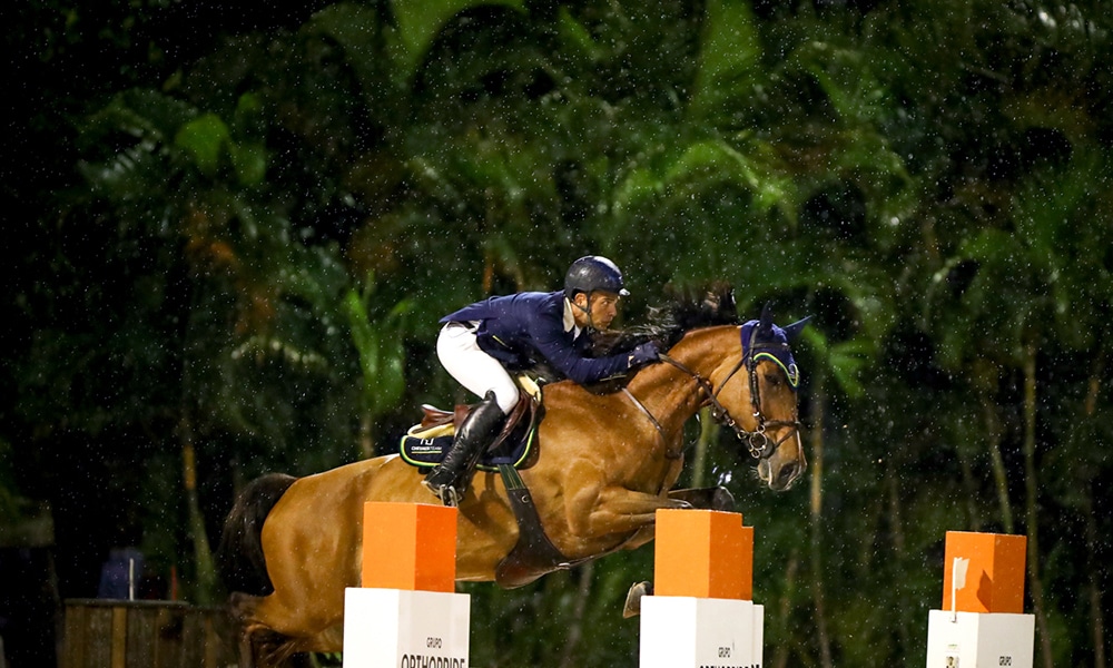 Na imagem, Stephan Barcha saltando um obstáculo com seu cavalo.