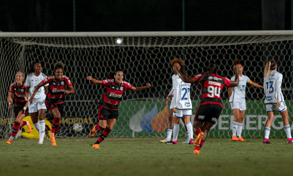 Thaisa comemorando gol do Flamengo no futebol feminino