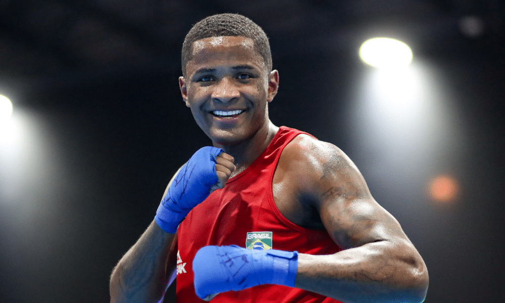 Wanderson Oliveira, o Shuga, sorri para foto após vitória no Mundial de boxe masculino. Yuri Reis perdeu