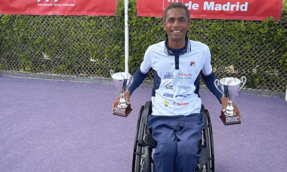 Ymanitu Silva com dois troféus obtidos em evento da Gira Europeia de tênis em cadeira de rodas, um ao lado de Leandro Pena