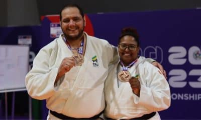 Rafael Silva e Bia Souza posam para fotos abraçados e com suas medalhas de bronze