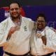 Rafael Silva e Bia Souza posam para fotos abraçados e com suas medalhas de bronze