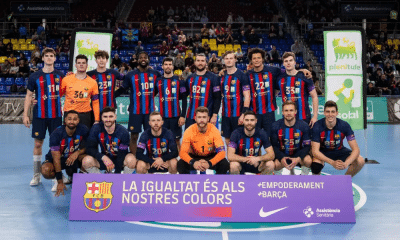 Equipe do Barcelona posa para foto antes de jogo da Champions League de handebol masculino