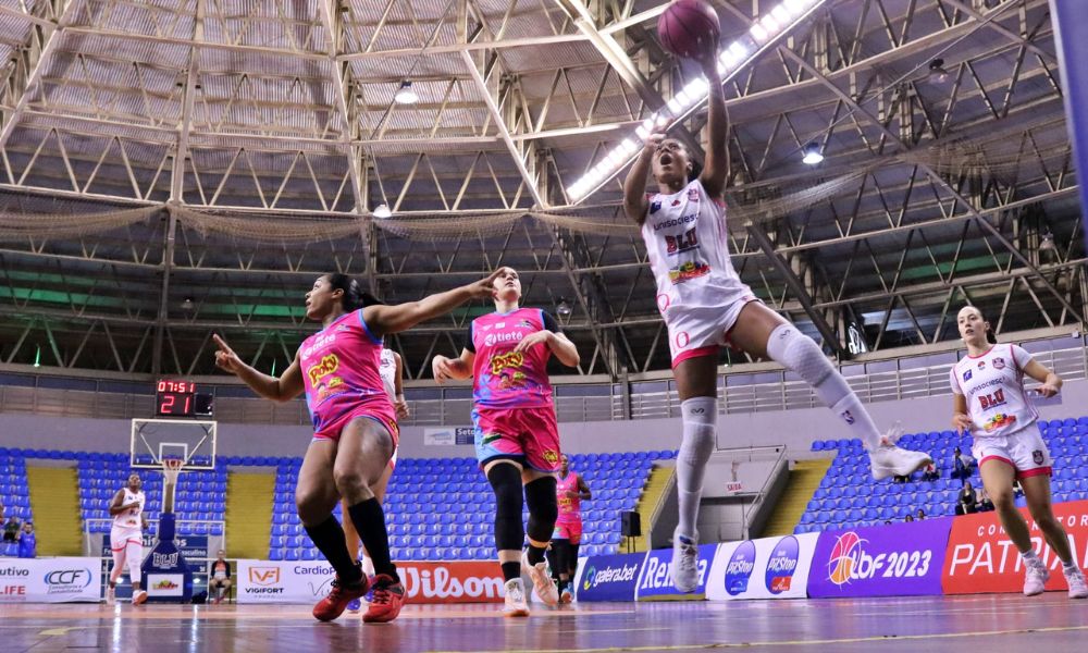 Atleta de Blumenau faz uma bandeja contra o Bax Catanduva pela LBF