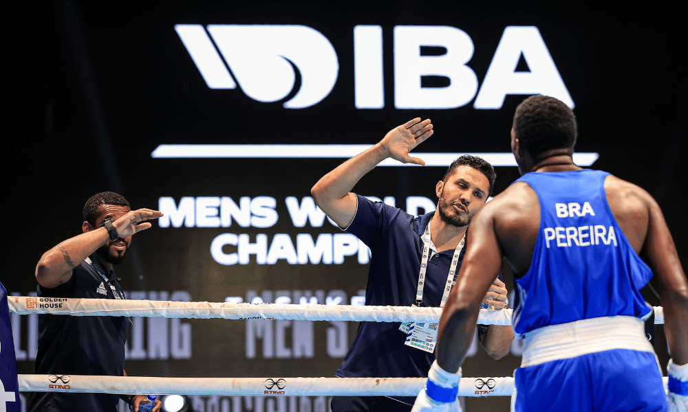 Mateus Alves cumprimenta Wanderley Pereira após vitória no Mundial de boxe masculino