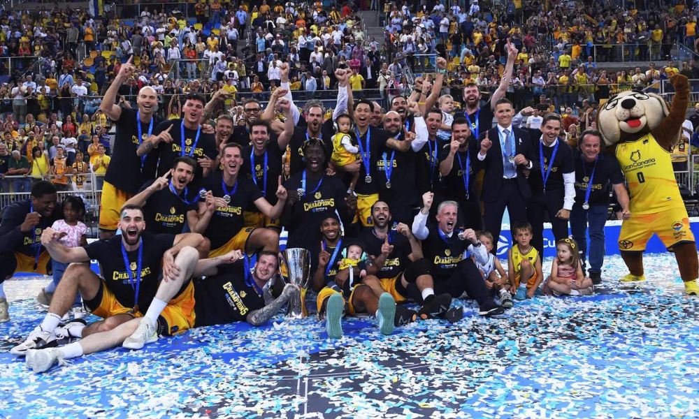 Equipe do Gran Canaria comemora com o troféu da Eurocup de basquete masculino