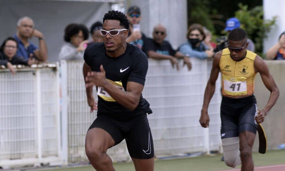 Paulo André enquanto corre na pista do CT Paralímpico em São Paulo