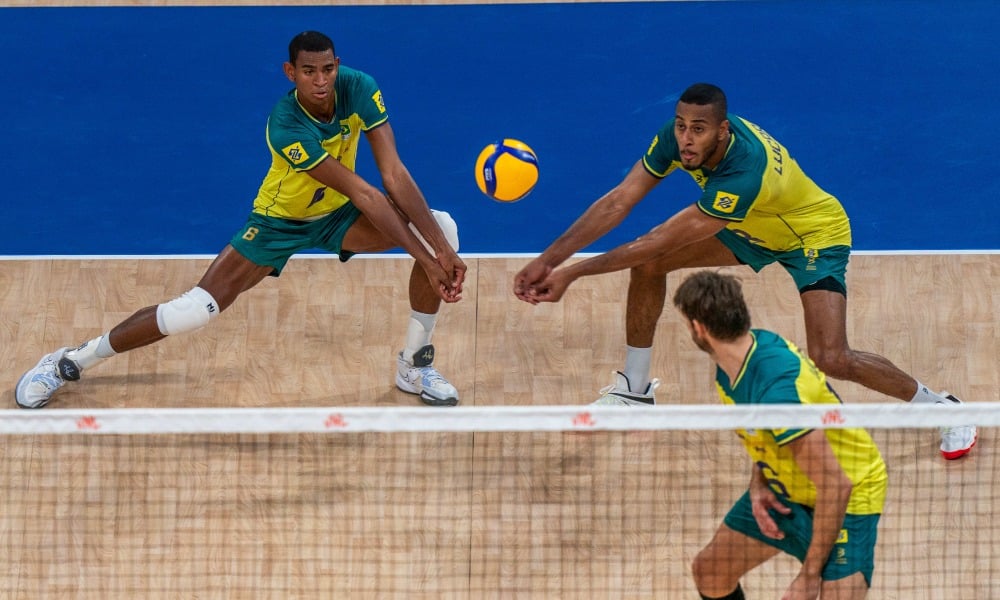 Adriano jogando pelo Brasil contra a França na VNL