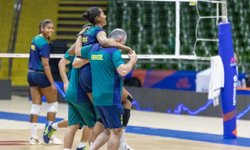 Ana Cristina saindo do treino carregada por membros da comissão técnica