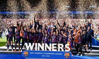 Na imagem, jogadoras do Barcelona levantando a taça da UEFA Champions League Feminina.