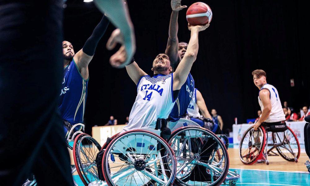 Jogador do Brasil disputa bola com adversário no Mundial de basquete em cadeira de rodas