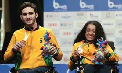 ucas Arabian e Nicole Santos mostram suas medalhas de ouro no Parapan de Jovens de Bogotá (Foto: Alessandra Cabral/CPB)