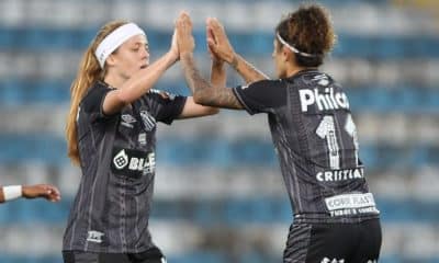 Comemoração de Ketlen e Cristiane, na goleada do Santos sobre o EC São Bernardo pelo Paulista Feminino (Reprodução/Twitter/@SereiasDaVila)