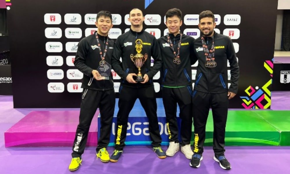 Equipe masculina do Brasil posa para foto com o prêmio do Campeonato Sul-Americano de tênis de mesa