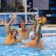 Jogadores do Brasil tentam defender ataque de holandês no Mundial Sub-20 de polo aquático