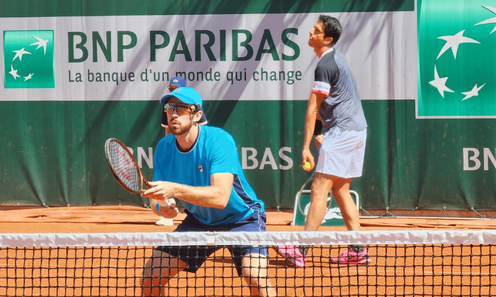 Marcelo Melo e John Peers durante partida de Roland Garros. O brasileiro e Rafael Matos perderam