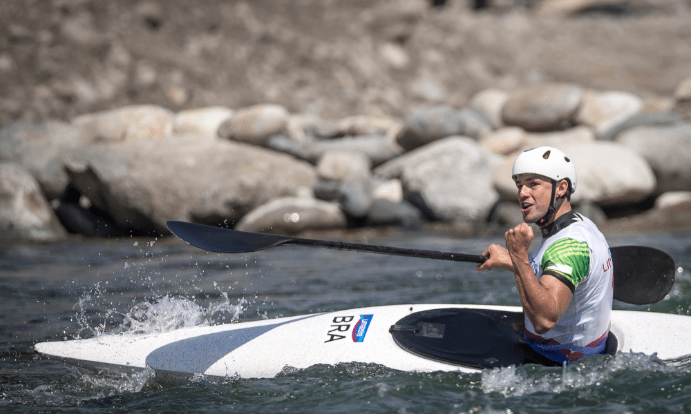 Pepê Gonçalves em ação na Copa do Mundo de canoagem slalom em Augsburg. Ele faz companhia a Ana Sátila e Mathieu Desnos