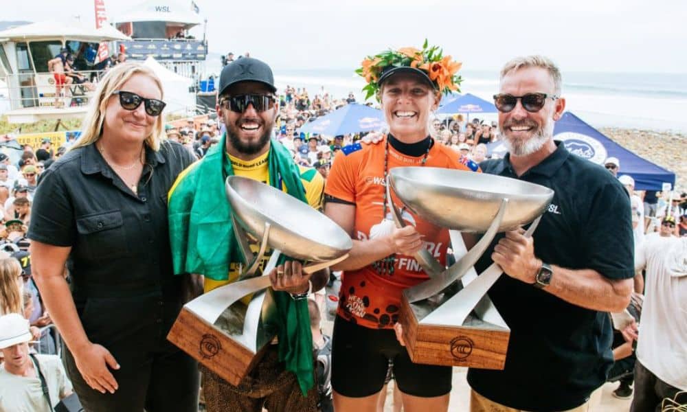 Erik Logan entrega os troféus de campeões da WSL para Filipe Toledo e Stephanie Gilmore