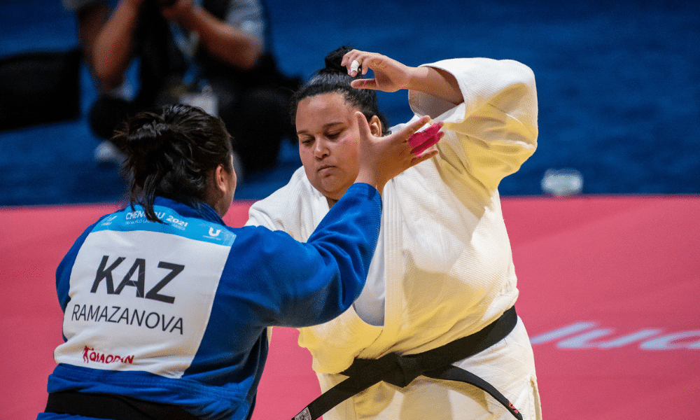 Agatha Silva (branco) luta contra cazaque nos Jogos Mundiais Universitários de Chengdu