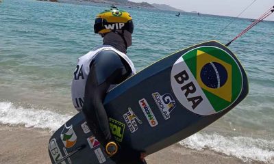 Brasileiro Bruno Lobo no kitesurf na vela