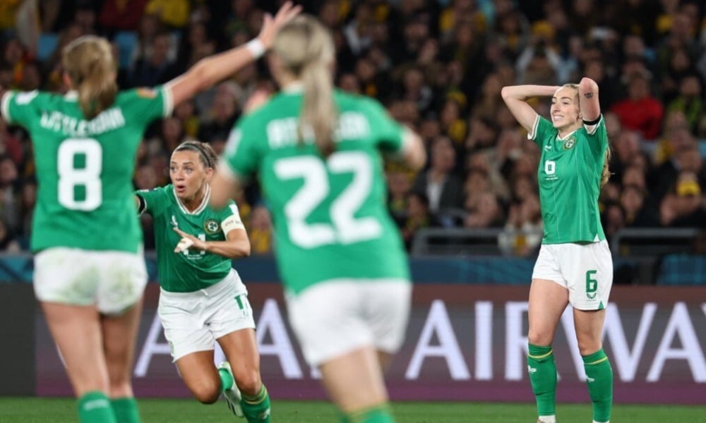 Jogadoras da Irlanda após marcação de pênalti para Austrália na estreia da Copa do Mundo Feminina