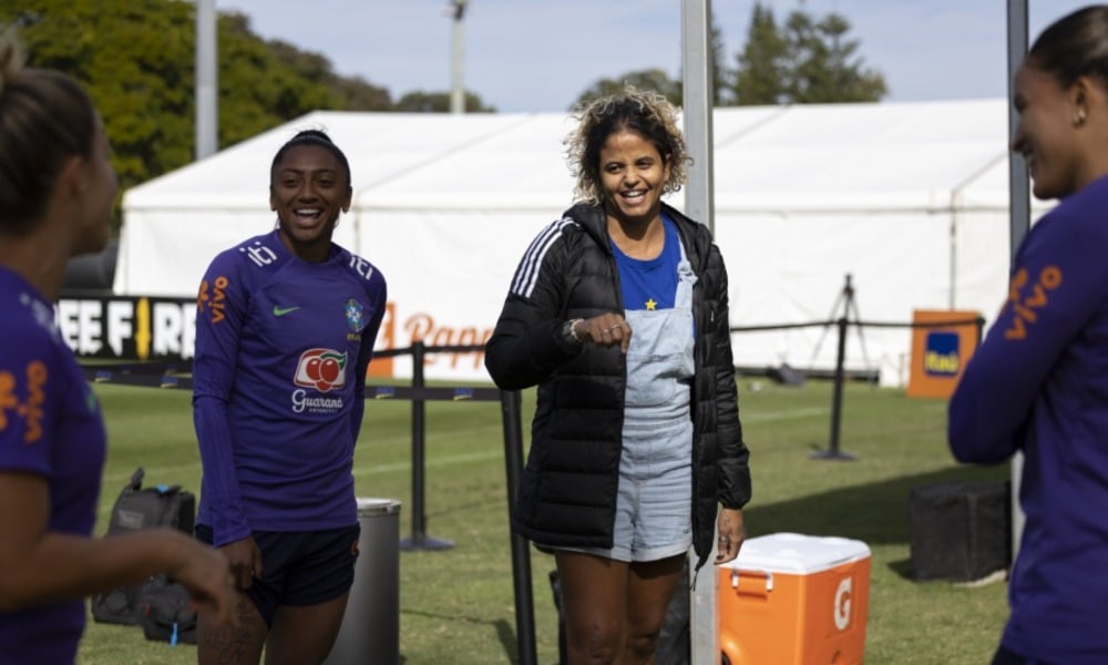 Etiene Medeiros em visita ao treino da Seleção Brasileira de Futebol Feminino para Copa do Mundo Feminina