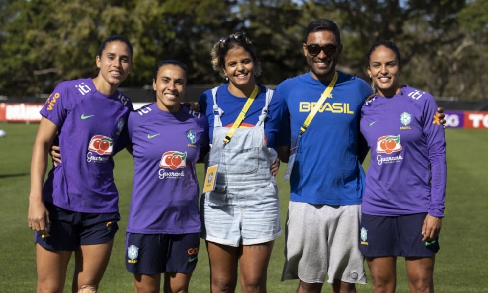 Etiene e seu marido posam para foto ao lado de Marta, Rafaele e Gabi Nunes