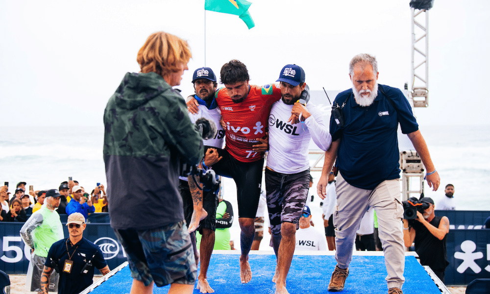 Vice-líder do ranking de surfe, Filipe Toledo sendo carregado após lesão na etapa de Saquarema da WSL