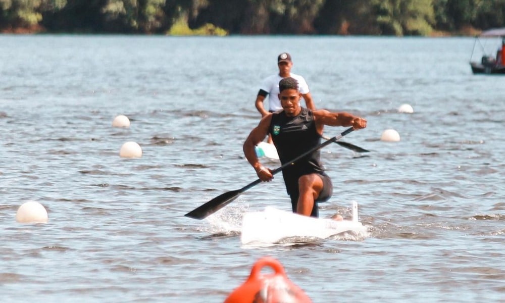 Filipe Vieira durante treinamento na canoa C1