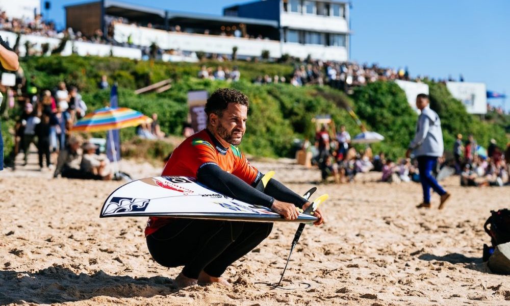 Ítalo Ferreira durante manobra em que sofreu lesão no joelho em J-Bay na WSL