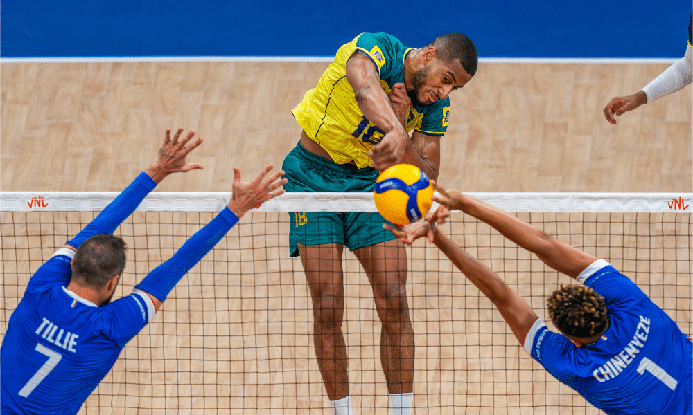 Lucarelli ataca bola para o Brasil na Liga das Nações de vôlei masculino. Ele enfrentará a Itália, ao vivo