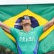 Lucas Carvalho comemora índice nos 400m livre com bandeira do Brasil