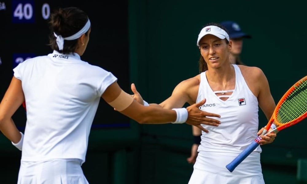 Luisa Stefani e Caroline Garcia apertão as mãos após ponto em Wimbledon