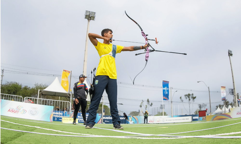 Matheus Gomes em ação no Mundial Júnior de tiro com arco; Ele competiu junto a Ana Carolina Popperl