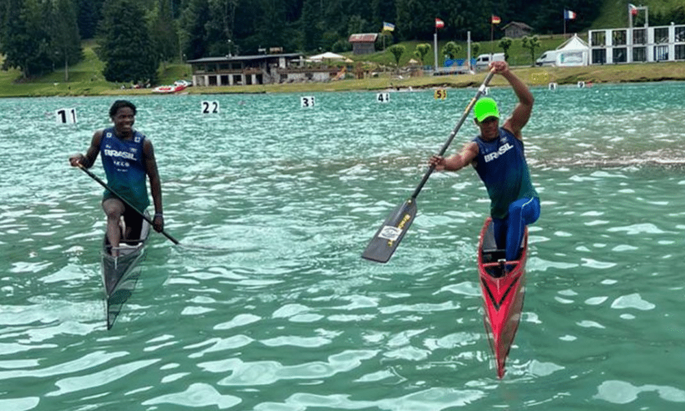 Brasileiros posam para foto no C2 500m do Mundial júnior e sub-23 de canoagem velocidade