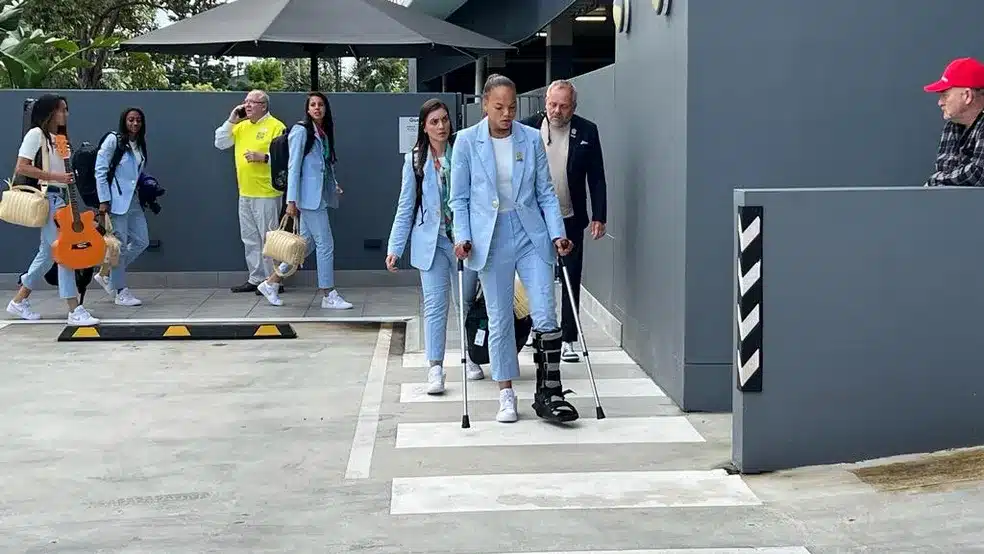 Após lesão, Nycole anda com ajuda de muletas antes da Copa do Mundo Feminina. Angelina entra em seu lugar