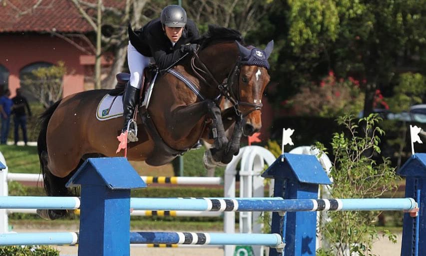 Na imagem, Pedro Backheuser saltando obstáculo com seu cavalo.